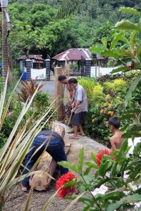 2015.3.28-Monty-and-the-boys-work-on-the-front-gate-Falefa-Upolu-Samoa    